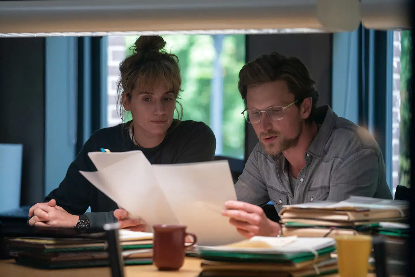 Tv-serien »Kastanjemanden« med de danske skuespillere Danica Curcic (tv.) og Mikkel Boe Følsgaard er produceret af det danske produktionsselskab SAM Productions for Netflix. Siden september 2021 har en konflikt betydet, at Netflix ikke har brugt danske produktionsselskaber. Nu skaber en ny aftale håb om, at produktionen kan komme i gang igen. PR-foto: Tine Harden