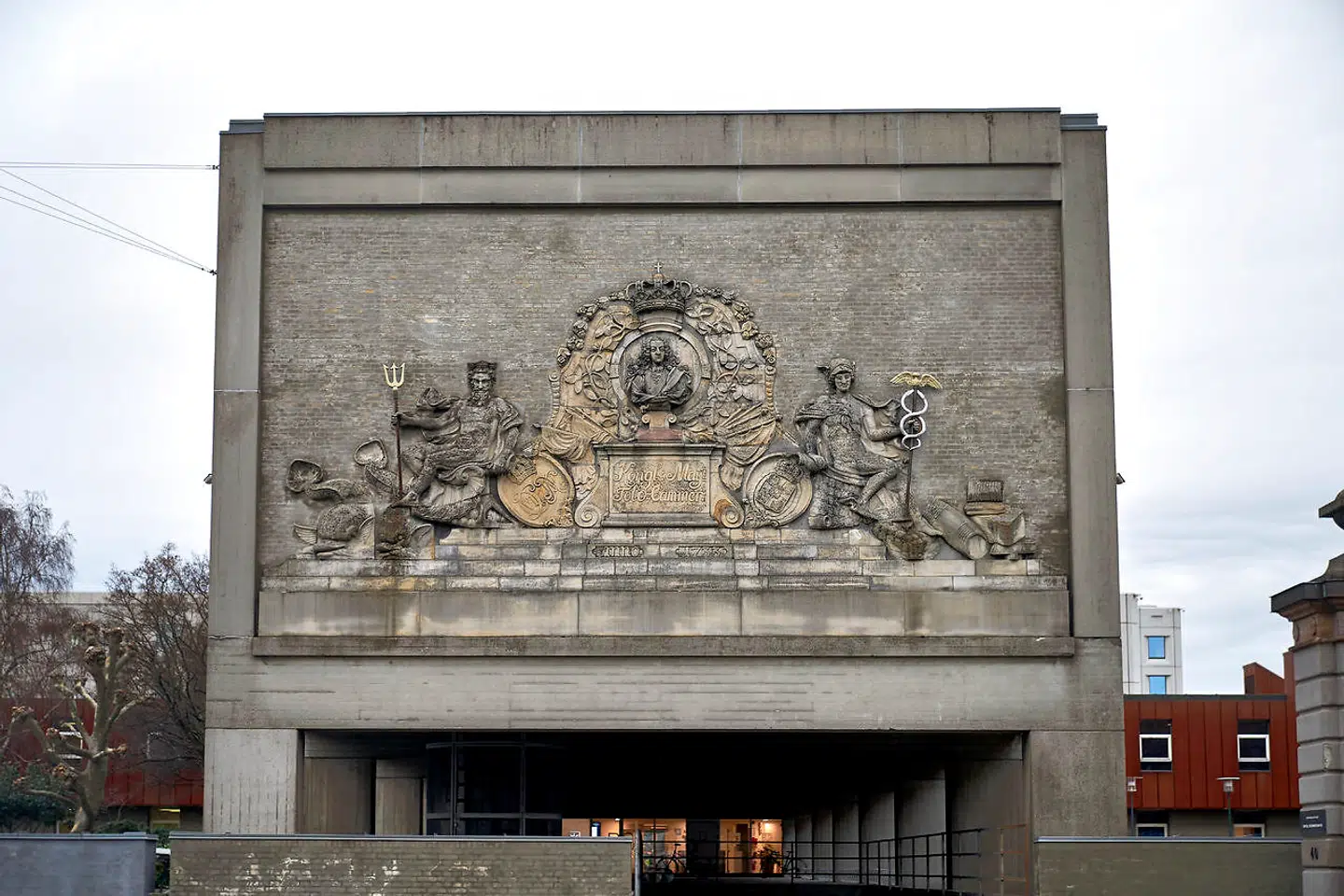 Relieffet fra 1734 fungerer perfekt med Koppel-parrets gavl fra 1979, Det er ikke i sig selv stor kunst, men kombinationen er et fornemt element i byen.