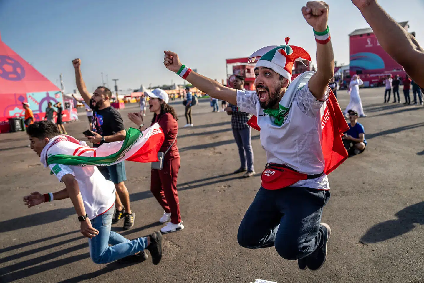 Mahdi fra Iran jubler i fanzonen i Qatar over at have set sit landshold score i sidste minut imod Wales. Historien om Irans landshold, som i sympati med protesterne i hjemlandet ikke sang med på nationalsangen ved første kamp, har været en stor historie ved dette VM.