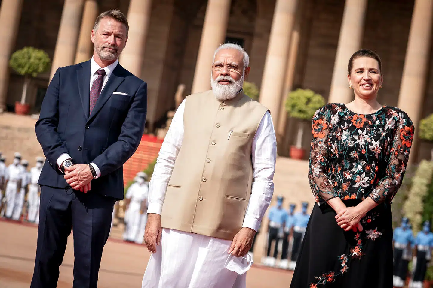 Det danske bidrag til den globale, grønne omstilling er at vise det gode eksempel. Men med en syvendeplads for energieffektivitet i EU, bag lande som Estland, Rumænien og Grækenland, så kunne vores eksempel bliver meget bedre, skriver kronikørerne. På billedet ses statsminister Mette Frederiksen sammen med sin mand, Bo Tengberg, under et møde med Indiens premierminister, Narendra Modi, ved præsidentpaladset Rashtrapati Bhawan i New Delhi i Indien i forbindelse med statsministerens officielle besøg i oktober sidste år. (Foto: Mads Claus Rasmussen/Ritzau Scanpix)