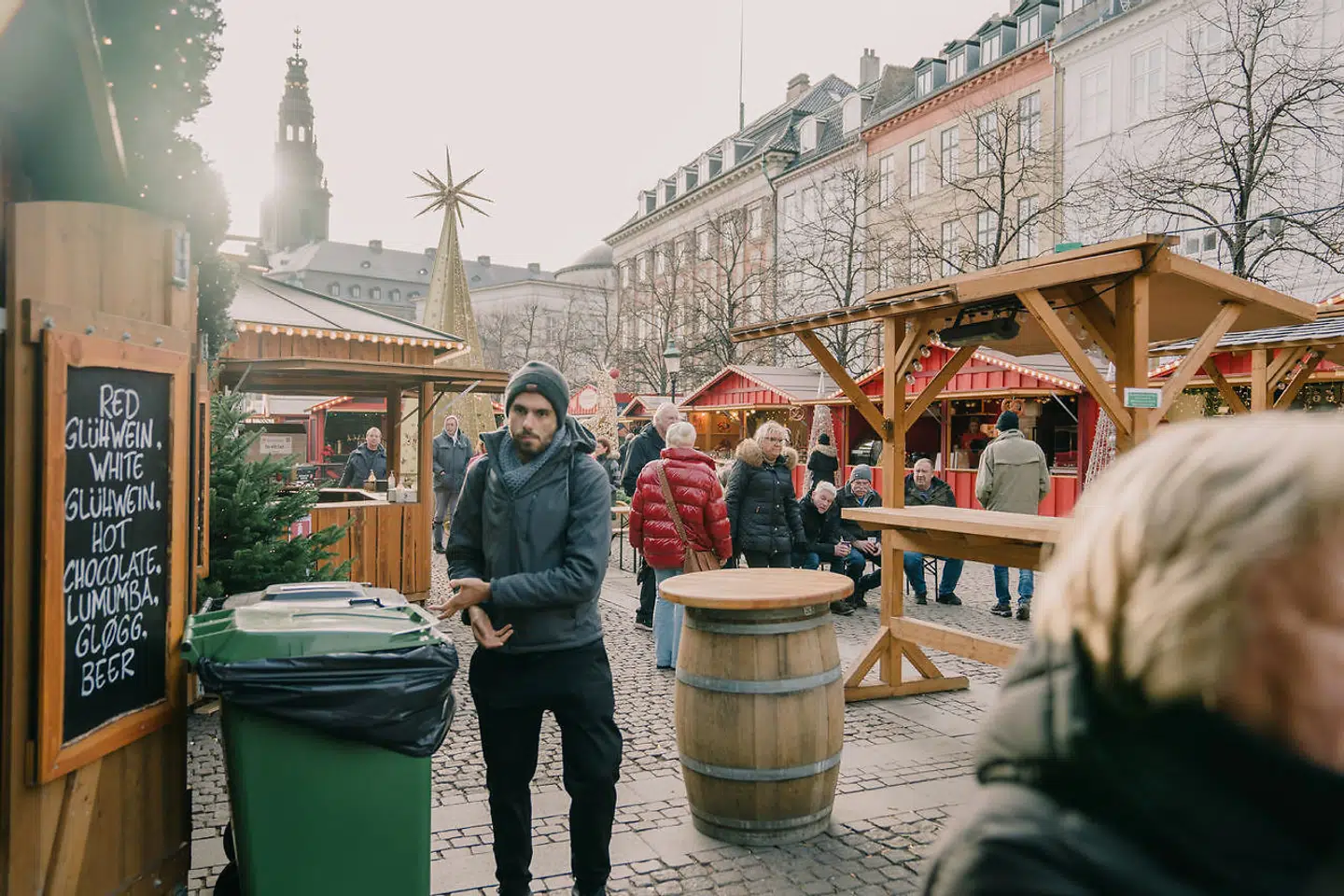 Årets julemarked på Højbro Plads. Det ser »lidt tarveligt ud« mener Jens-Kristian Lütken (V), som vil gøre København mere attraktiv ved juletid med vægt på dansk jul.