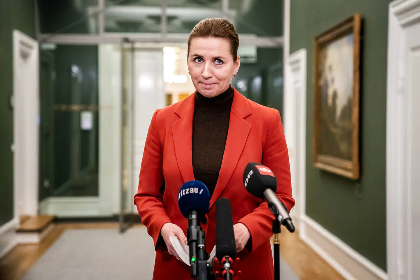 »Nytten af en regering med S og V må altså bedømmes på politisk indhold og stabilitet. Det samme gælder en S-ledet regering, der alene støttes af det spinkle rød- grønne flertal på 90 mandater fra fem danske og tre nordatlantiske partier,« skriver Mogens Lykketoft.