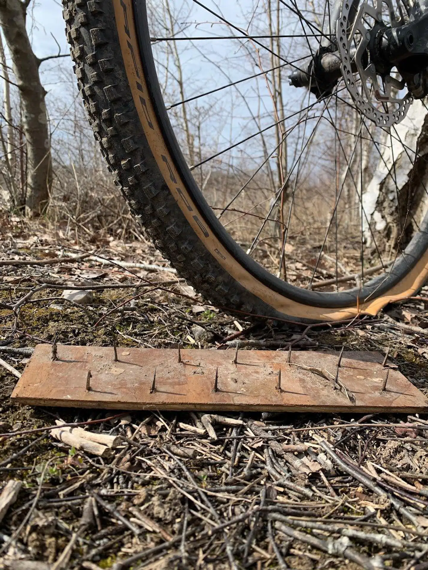 Flere cykler er punkteret, men der har indtil videre ikke været nogen anmeldelser, om personer der er kommet til skade.