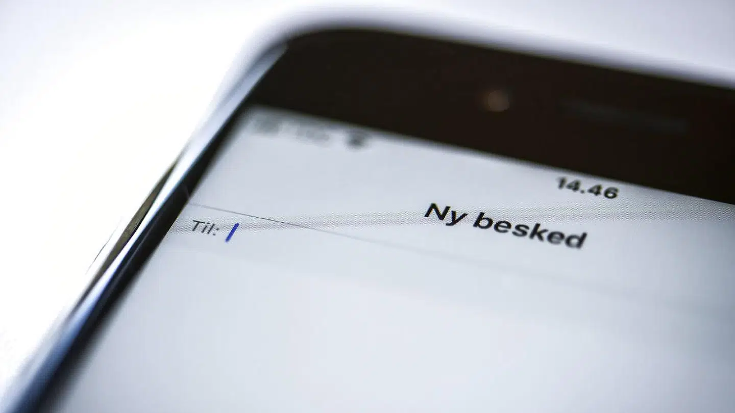 Når man modtager et opkald eller en sms-besked, vil nummeret på den, der ringer op eller skriver, stå øverst. Men afsenderens nummer kan forfalskes, så man tror, at det er den ægte vare. Det forsøger de danske teleselskaber nu at slå ned på.