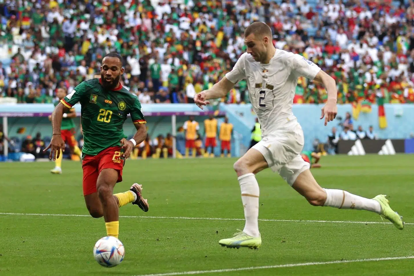 Camerouns angriber Bryan Mbeumo kæmper for at få fat i bolden mod Serbiens forsvarsspiller Strahinja Pavlovic under kampen mellem de to nationer i VM i Qatar 2022.