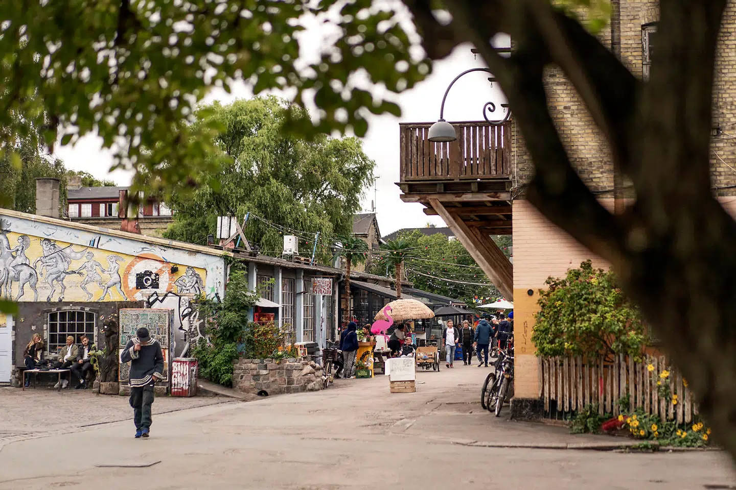 De københavnske bander har delt hashhandlen på Pusher Street mellem sig. Det har medført en forråelse, der nu plager lokale christianitter.