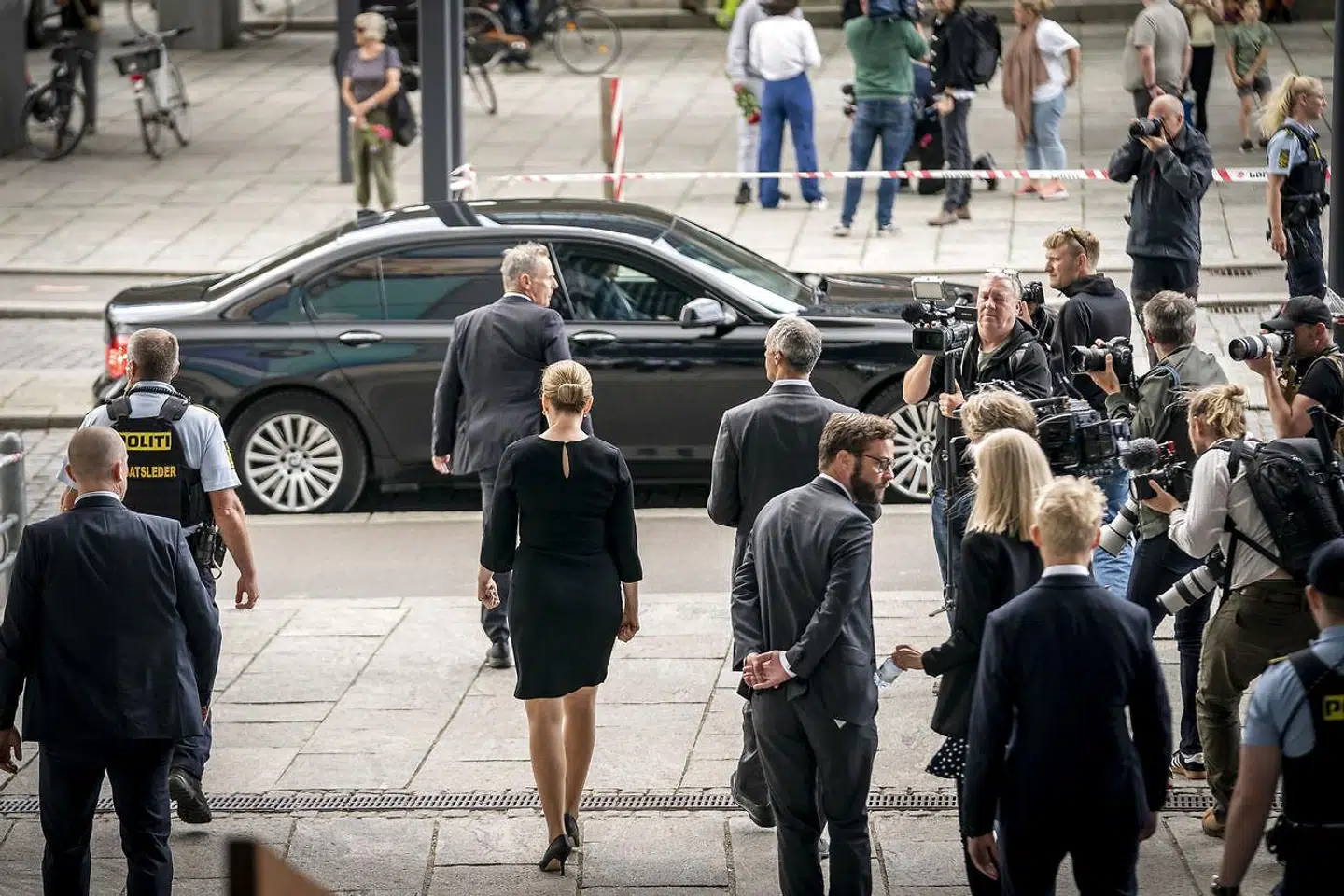 »Den unge dansker var besat af kvindehad og havde jævnfør en kortlægning på DR været særdeles aktiv i de fora på nettet, hvor unge mænd, der er overbeviste om, at deres elendige liv skyldes kvinder, opildner hinanden til drab og til voldtægt af kvinder og børn,« skriver Dorte Toft. Her ses Mette Frederiksen ved Field's efter skyderiet tidligere i år.