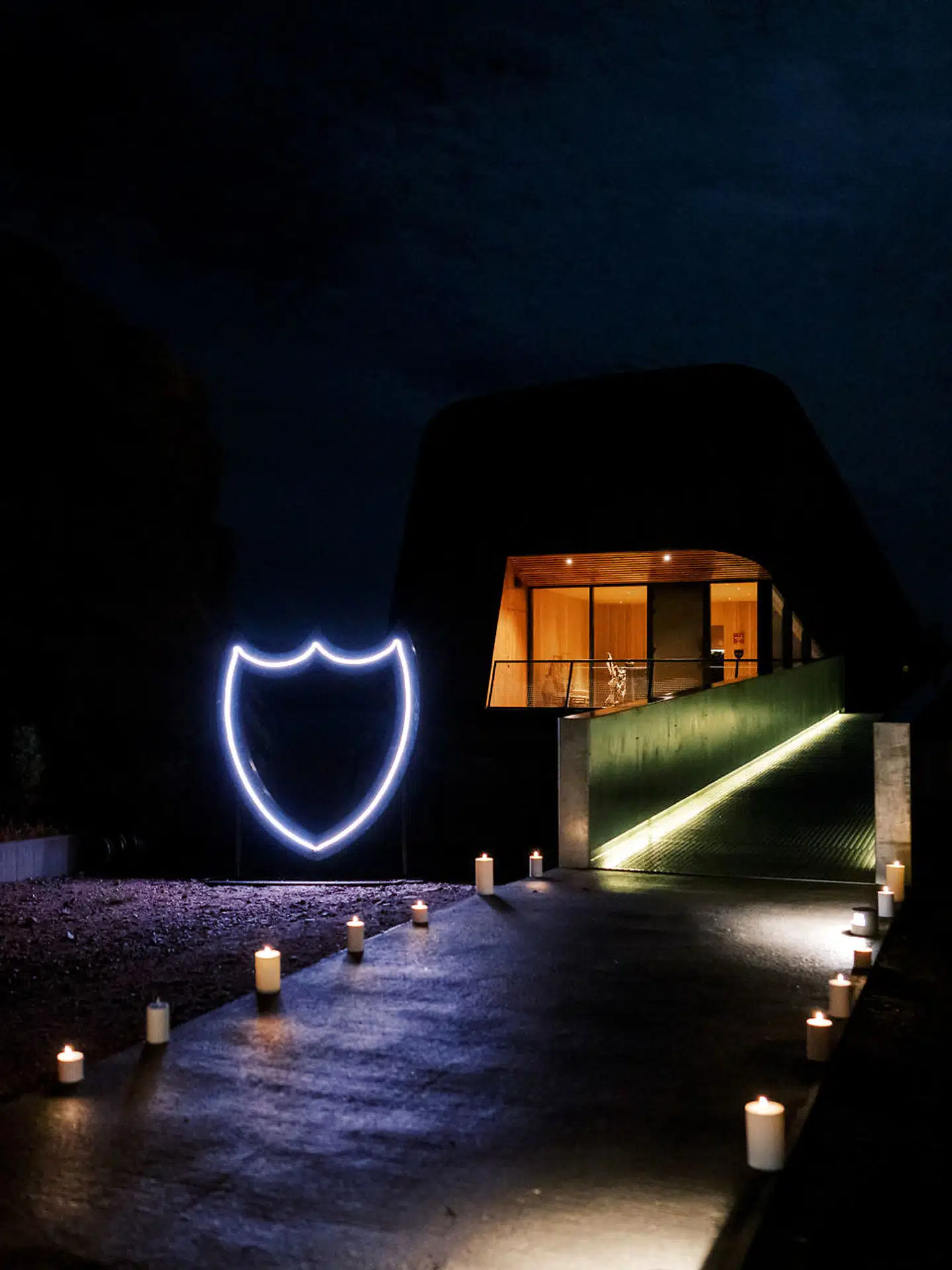 Restaurant Under med den karakteristiske Dom Perignon etiket i forgrunden.