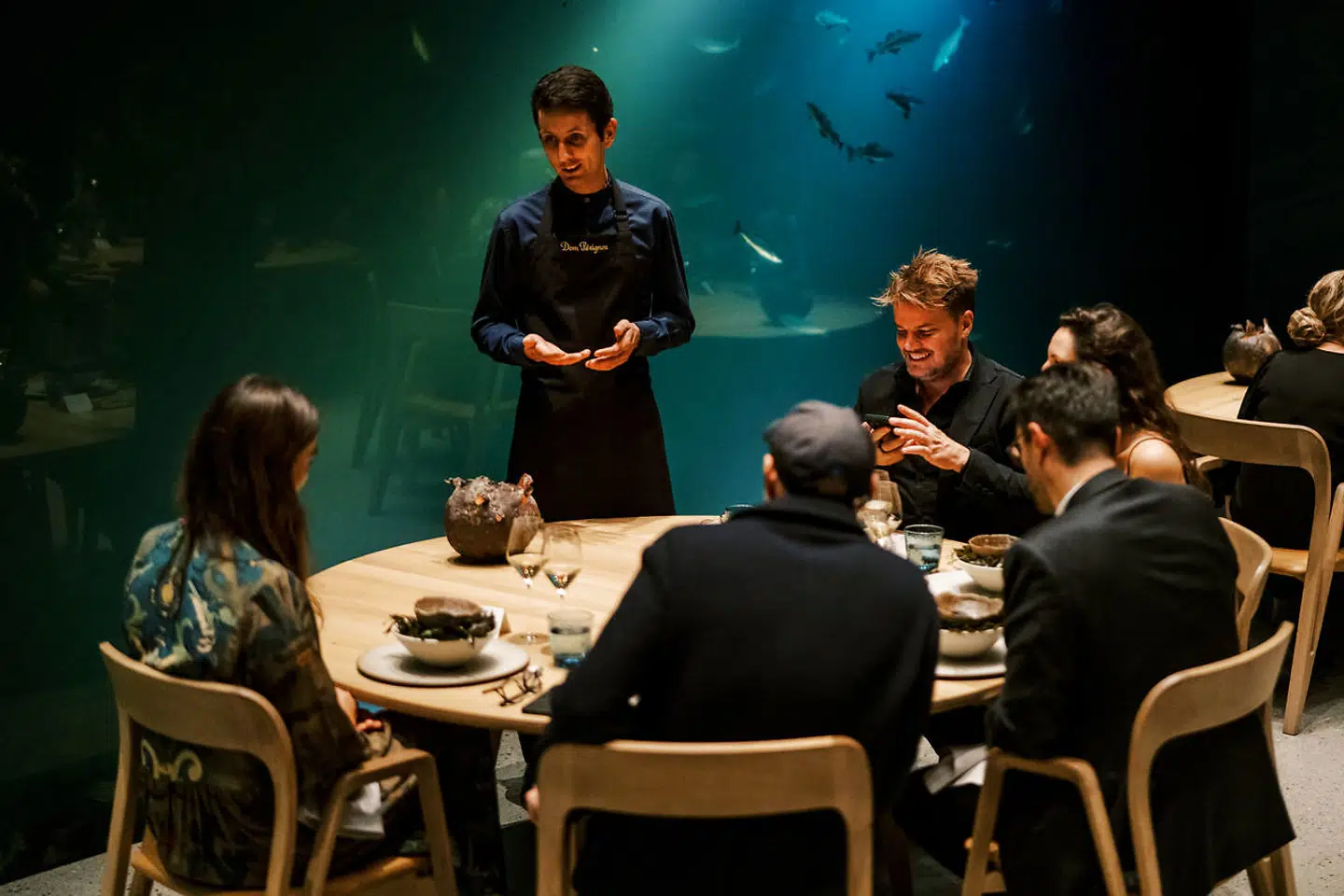 Den danske arkitekt Bjarke Ingels er tydeligvis tilfreds med situationen.