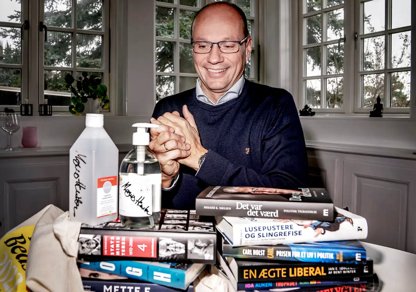 Thomas Hermann behøver vist ikke ønske sig bøger til jul. Han har allerede nu fået sig en hel del at give sig i kast med.