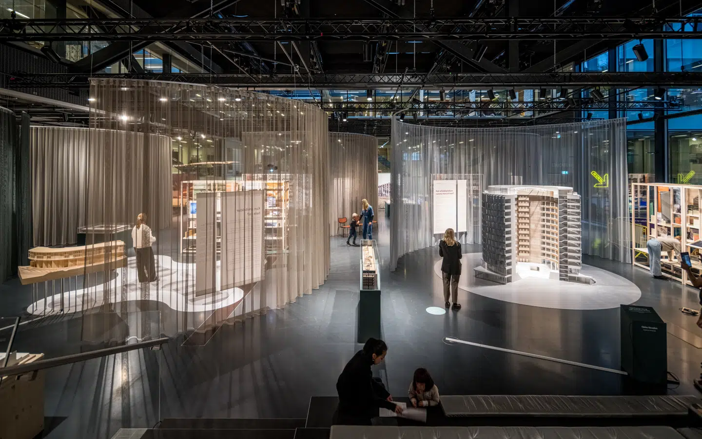 Lommerne med de halvtransparente gardiner strukturerer DACs udstilling om Vilhelm Lauritzens og »vores« arkitektur.