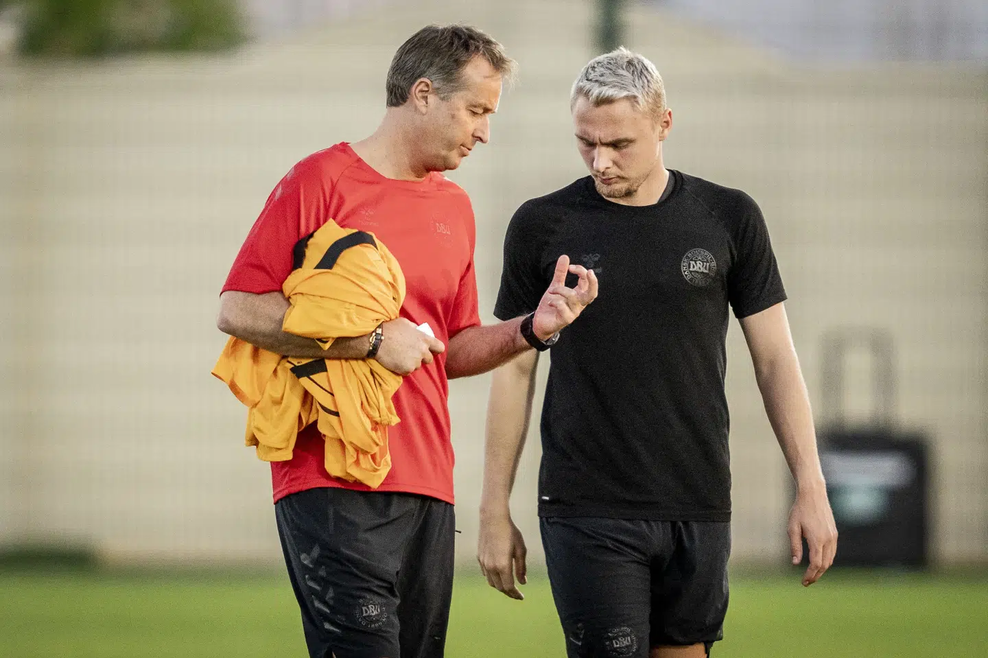 Det var ikke tilfældigt, at Kasper Hjulmand snakkede meget med Victor Nelsson ved fredagens afsluttende træning før lørdagens VM-kamp mod Frankrig. Nelsson starter inde. Mads Claus Rasmussen/Ritzau Scanpix