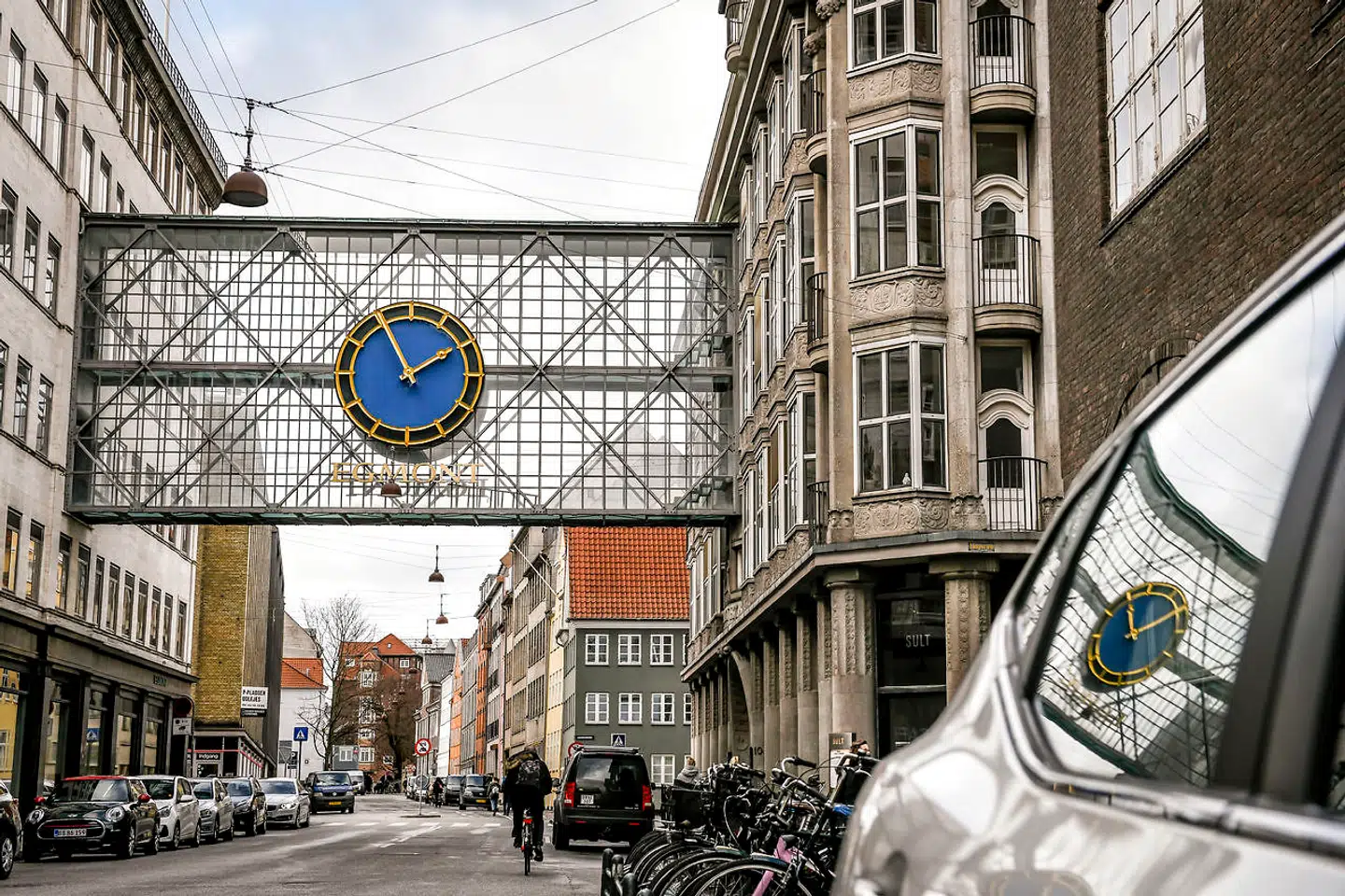 Christian Bach var indtil nu direktør for Forlaget Carlsen, der er en del af Forlagshuset Lindhardt og Ringhof og dermed hører under Egmont.