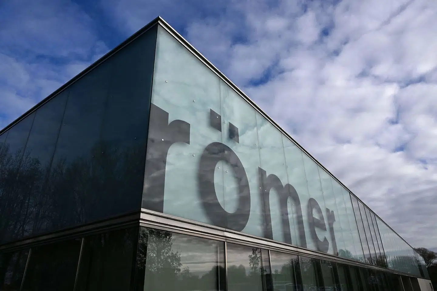 Tyve brød natten til tirsdag ind i det keltisk romerske museum i Manching i Sydtyskland og slap afsted med et uvurderligt fund af keltiske guldmønter. Tyveriet blev først opdaget den følgende formiddag, fordi telefonsystemet i byen, og dermed museets alarmsystem, var afbrudt.