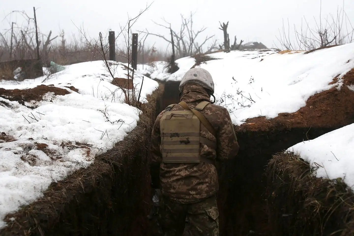 En ukrainsk soldat i en skyttegrav tæt på frontlinjen i det østlige Ukraine 3. februar 2022, kort inden Rusland invaderede Ukraine. Nu vil vinteren påvirke krigen endnu engang.