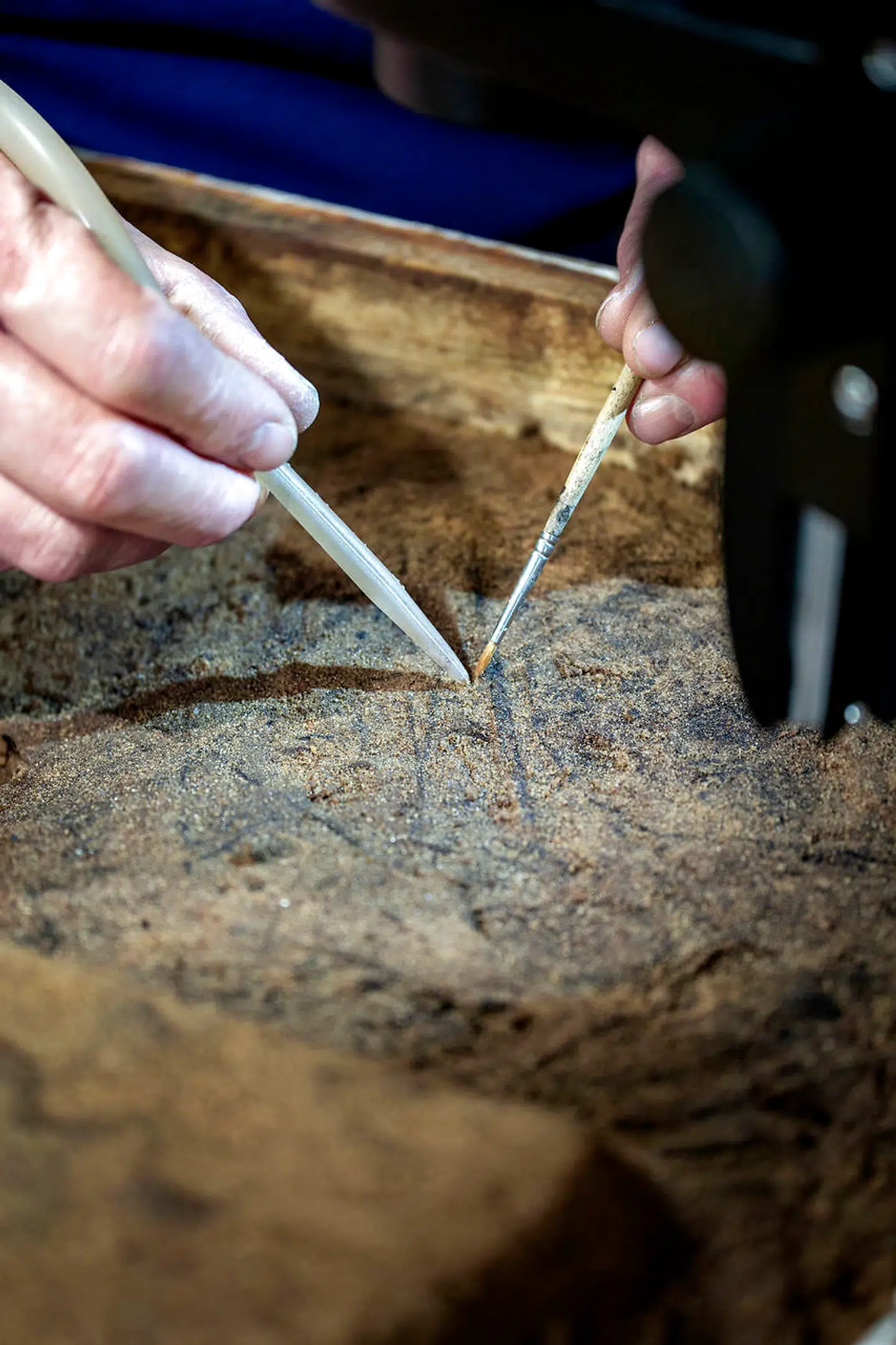 Et nærbillede af konservatorens arbejde med tekstilerne fra Pepita-Prebens grav i Hammerum.