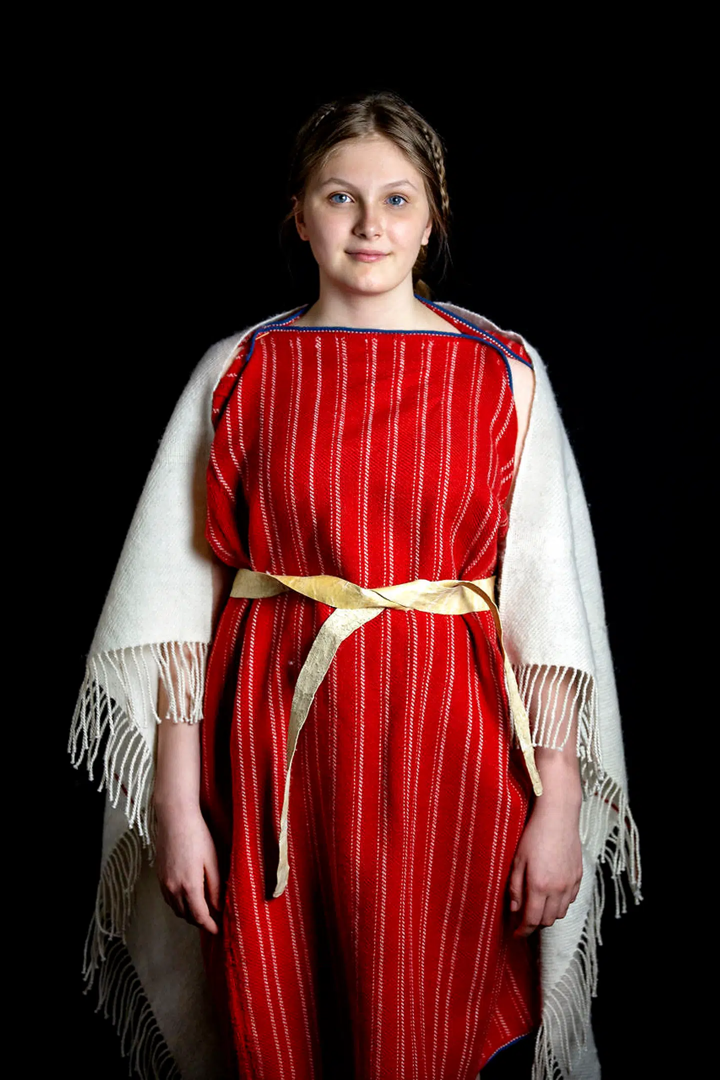 En rekonstruktion af Hammerum-pigens tøj. Modellen hedder Emilie Skov.