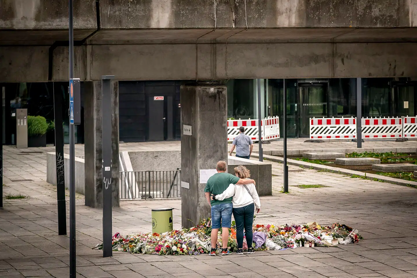 Folk lægger blomster foran shoppingcenteret Field's, tre dage efter skyderiet onsdag den 6. juli 2022.