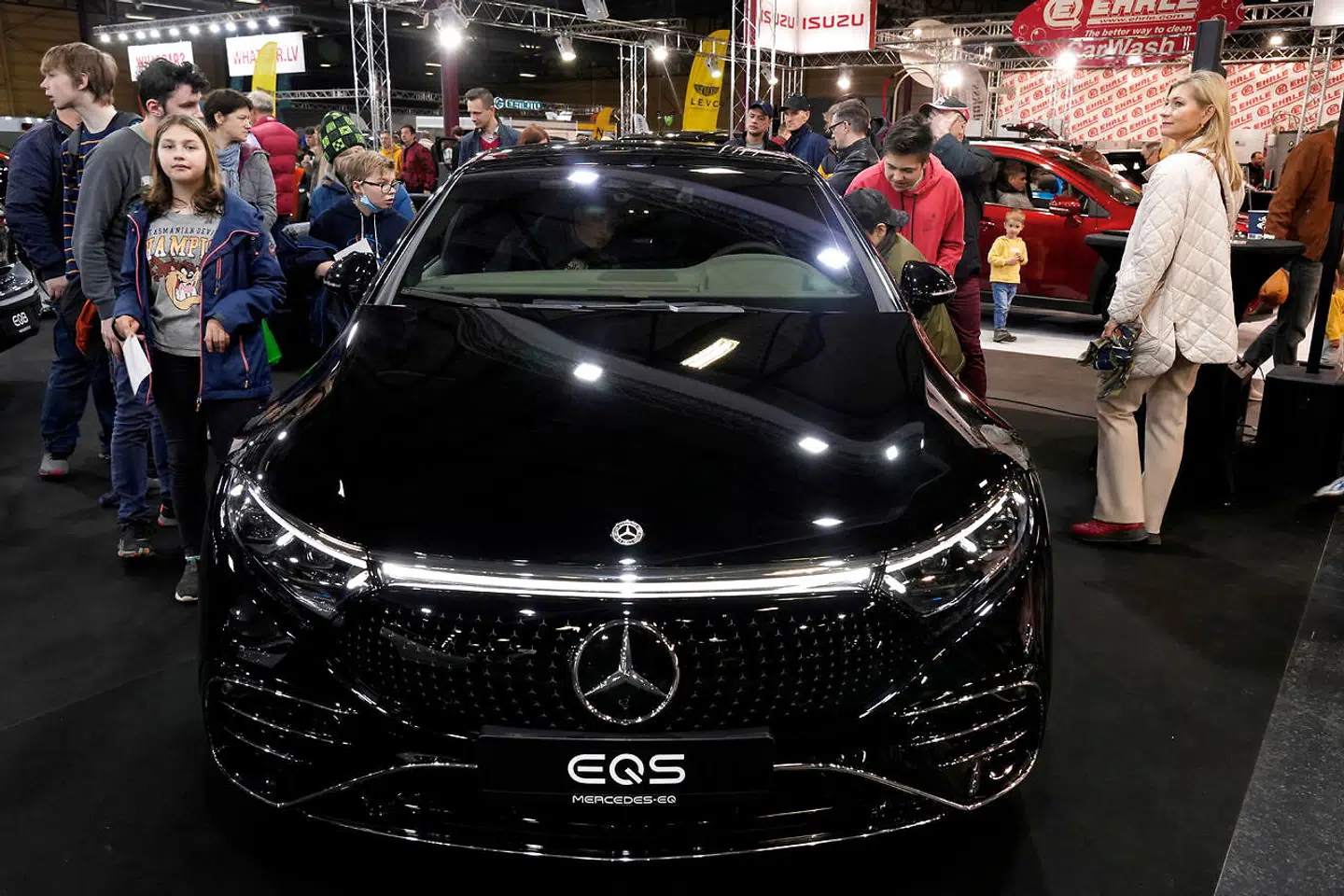 Mercedes-Benz' store eldrevne sedan EQS har fået flotte ord med på vejen af anmeldere over hele verden. Nu skal købere i USA vænne sig til, at motoren er kunstigt neddroslet, hvis ikke de hoster op år for år.
