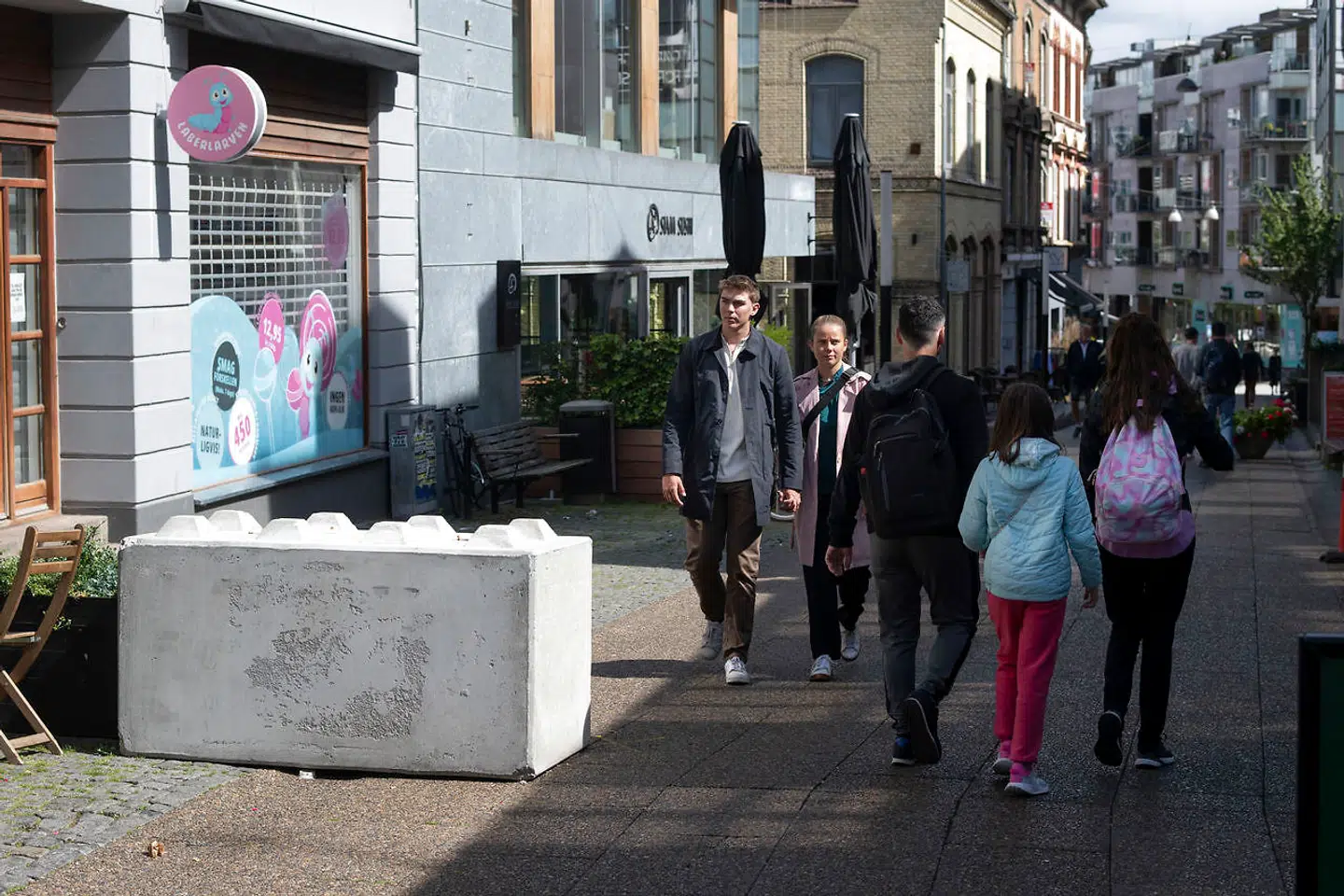 Betonklodser, som Aarhus Kommune har sat op efter den 33-årige mands hasarderet kørsel i Frederiksgade.