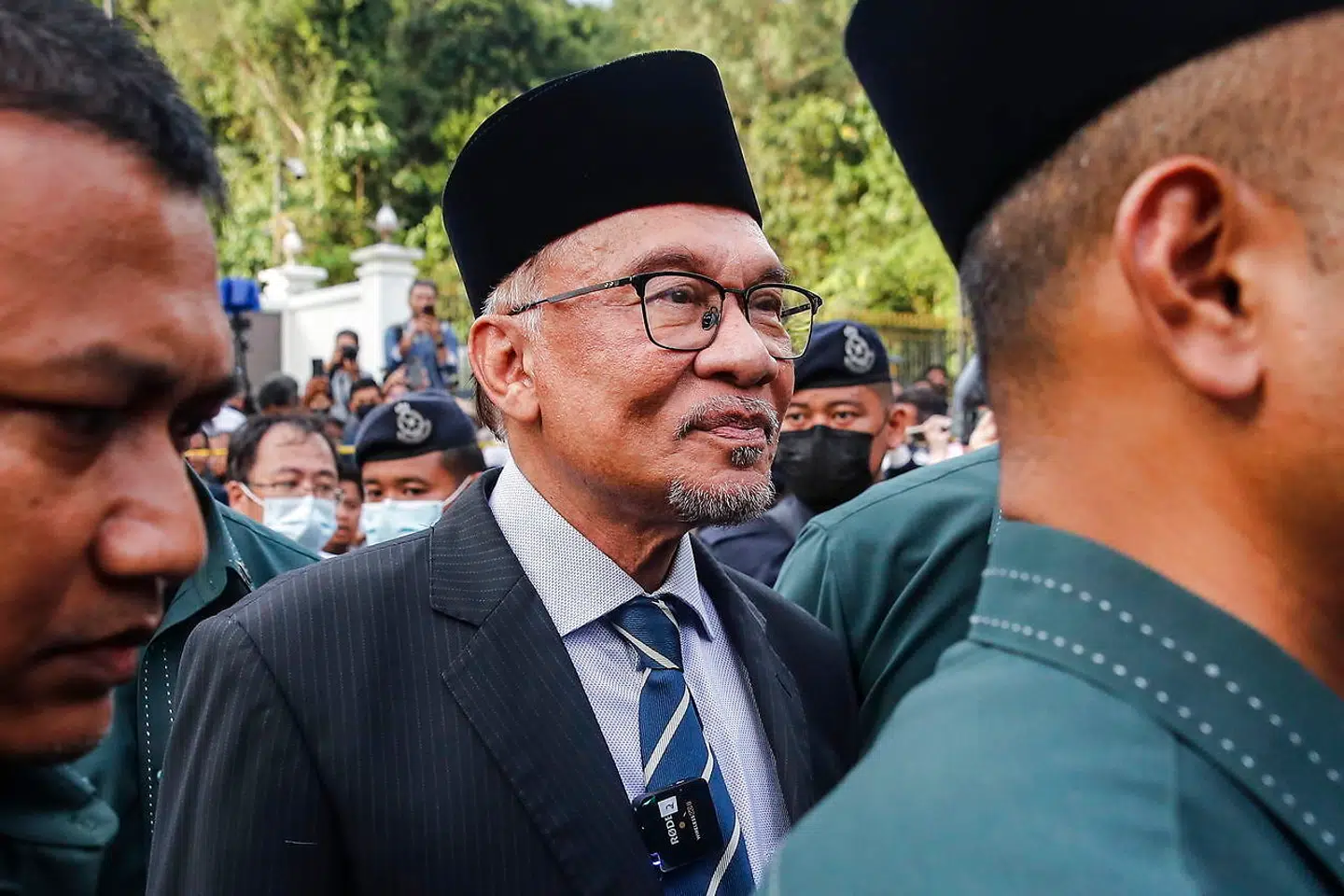 Anwar Ibrahims udnævnelse kommer efter tre årtier med blandt andet fængsling efter dom for at være seksuel afvigende og en politisk karriere som leder af oppositionen.