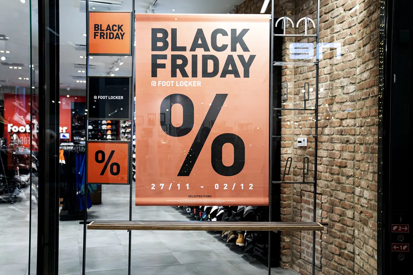 Black Friday er en dag, hvor mange danskere handler online. Men flere danskere oplever, at blive snydt, når de handler online. På billedet ses Footlocker i Fields, der gør sig klar Black Friday sidste år. Butikken har ikke noget med pakkesvindel at gøre. (Arkivfoto.) Ida Guldbæk Arentsen/Ritzau Scanpix