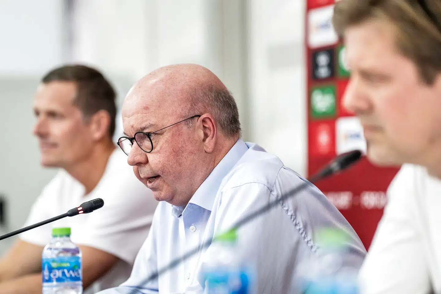 DBU indkaldte dagen efter Danmarks første kamp ved VM med helt kort varsel til pressemøde med administrerende direktør, Jakob Jensen, fodbolddirektør Peter Møller og DBUs formand, Jesper Møller. Det skulle vise sig at blive en dramatisk dag i dansk fodbolds historie.