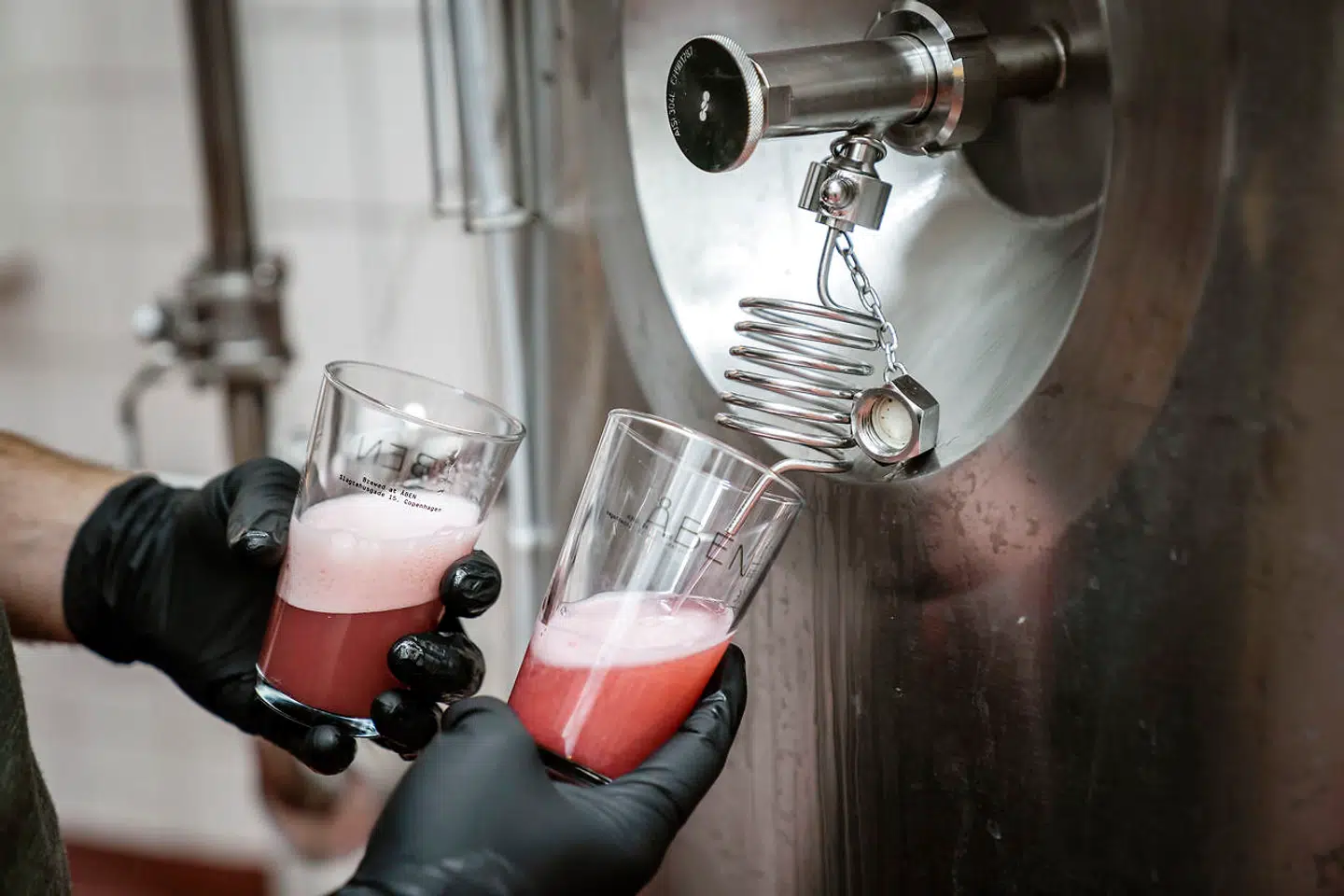 Nogle øl ligger i periferien af de traditionelle smage, fortæller Philip Hulgaard, der blandt andet eksperimenterer med ribs og hindbær.