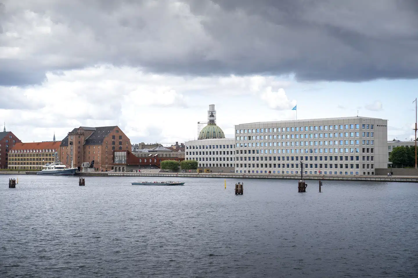 Den store hvide bygning er Mærsks nuværende hovedkvarter i København. Det skal snart udvides markant. (Arkivfoto). Søren Bidstrup/Ritzau Scanpix