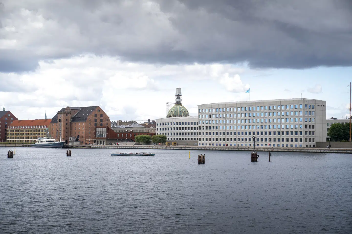 Den store hvide bygning er Mærsks nuværende hovedkvarter i København. Det skal snart udvides markant. (Arkivfoto). Søren Bidstrup/Ritzau Scanpix