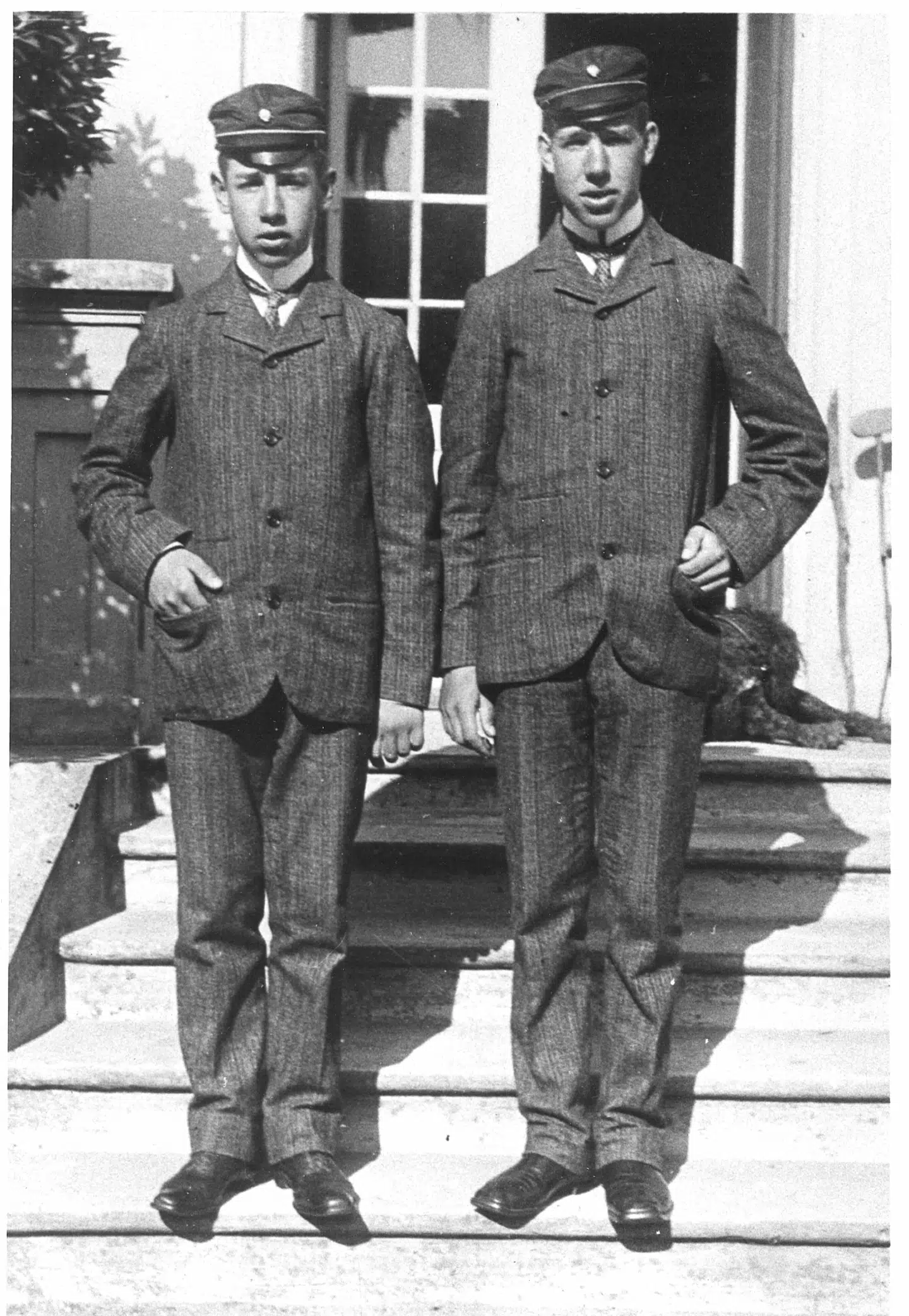 Niels og Harald Bohr som unge studenter i 1904. Begge fik Nobelprisen og de var meget tætte. Harld var en glimrende fodboldsspiller og kom på landsholdet. Han døde som 60 årig. Illustration fra bogen.