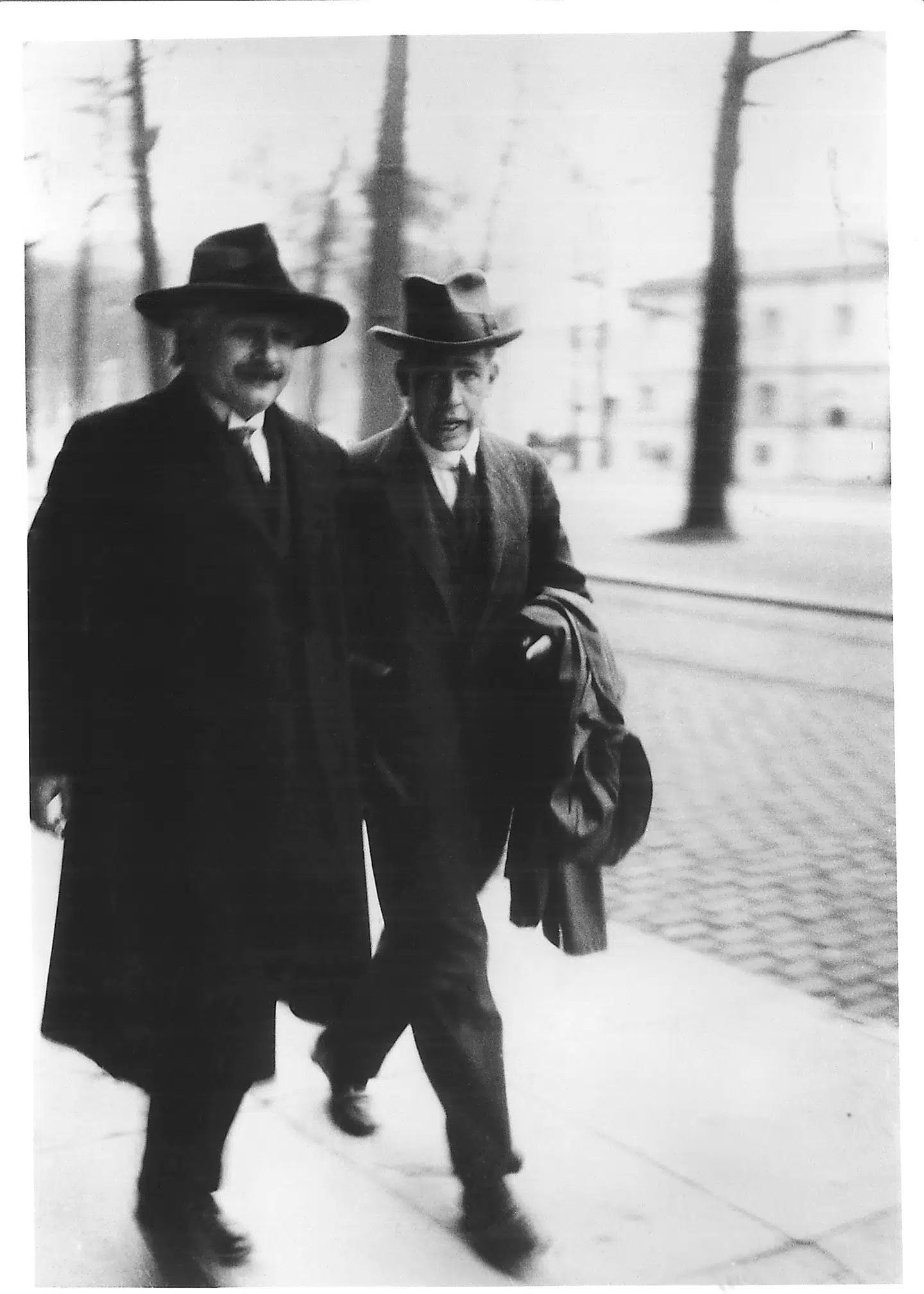 Eintein og Bohr ved en konference i 1930, hvor de debatterede om kvatemekanikken. De blev aldrig enige. Illustration fra bogen.