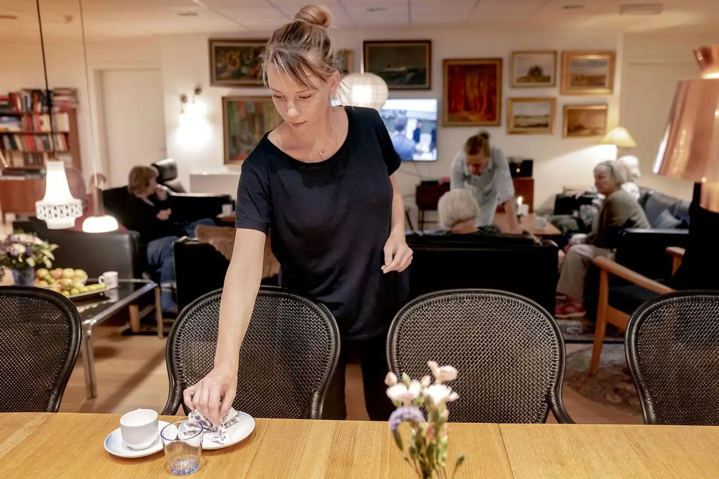 »Men de reelle arbejdsopgaver på et plejehjem – såsom at skabe indhold i hverdagen for de ældre, at forebygge akutte tilstande og give omsorg til døende mennesker – kræver en flittig og meget skærpet arbejdsindsats,« skriver May Bjerre Eiby.