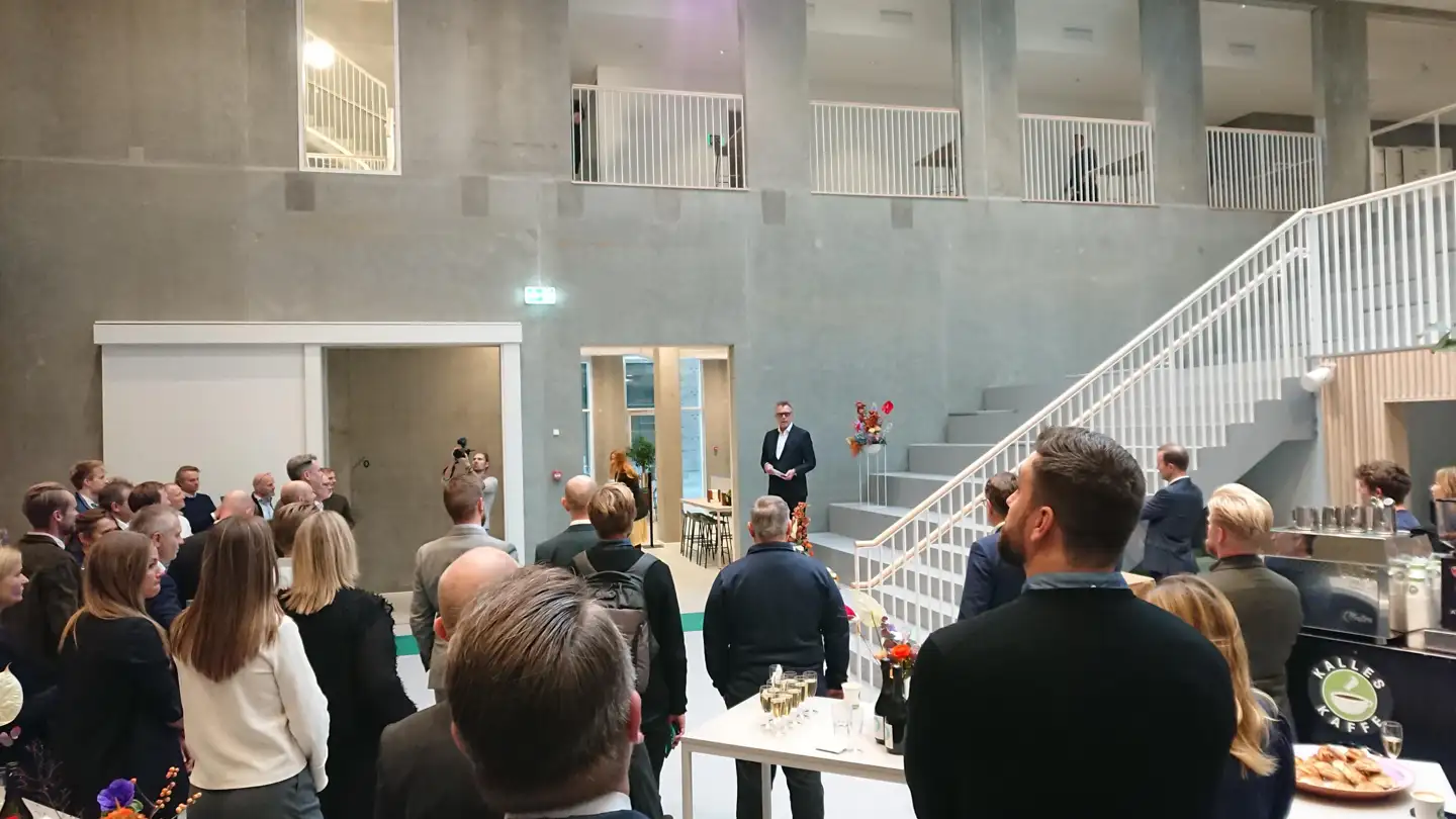 Teleselskabet 3 er flyttet til Carlsberg Byen for at få mere plads – også til armbevægelserne. Topchef Morten Christiansen (stående på trappen) meldte klar til kamp om danskernes internetforbindelse, som han vil levere over de nye 5G-mobilnet i stedet for gennem et kabel i græsplænen og senere væggen.