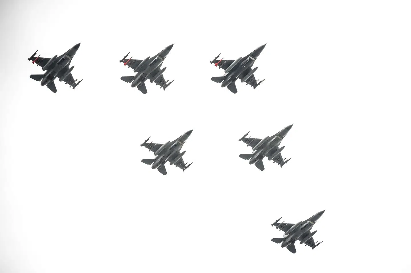 Danske F-16 kan ende med at blive solgt til Argentina. På billedet ses F-16 fly i formation i forbindelse med markeringen af dronningens 50-års regentjubilæum, som markeres med en parade i Korsør, mandag den 29. august 2022. (Arkivfoto.) Mads Claus Rasmussen/Ritzau Scanpix