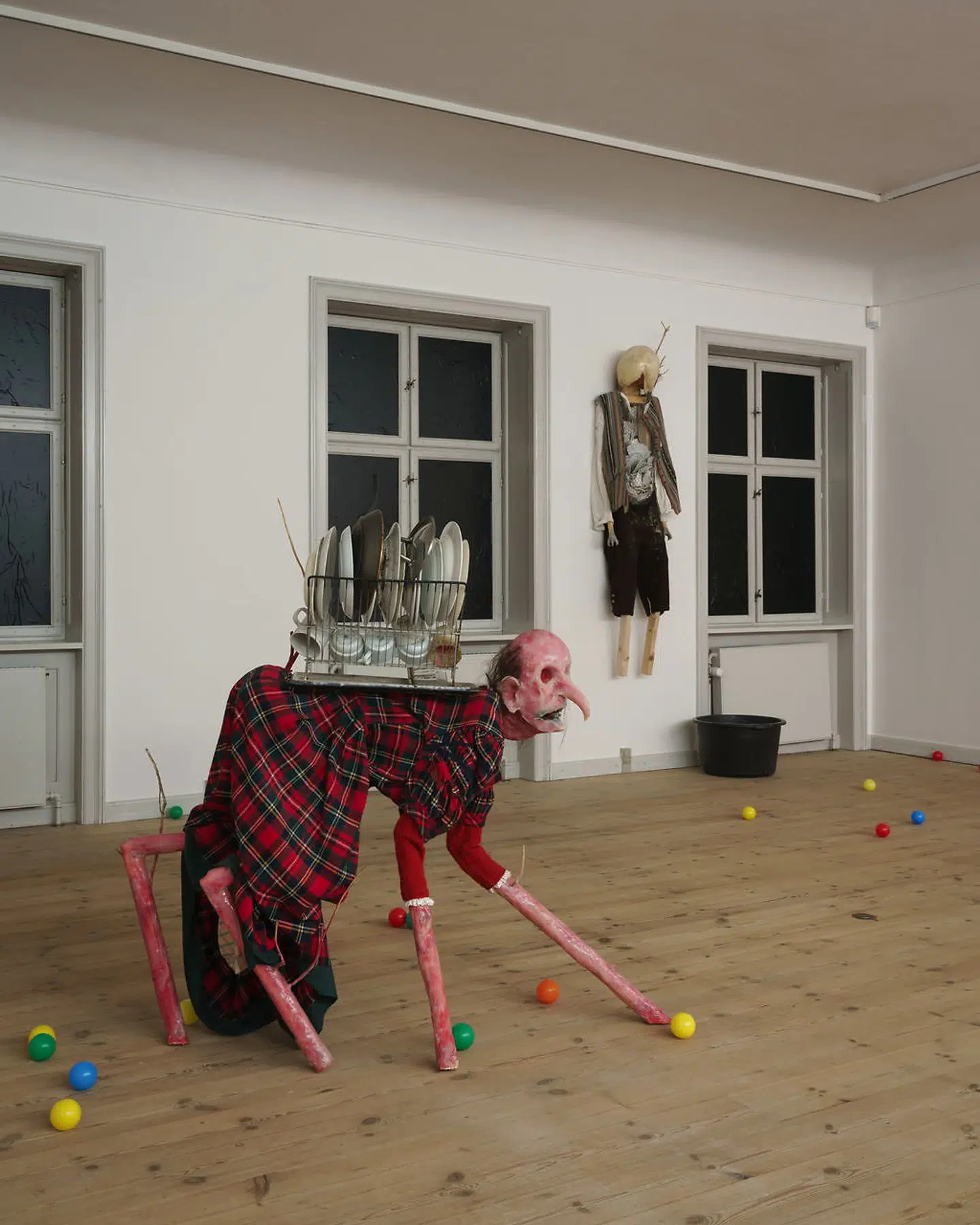 På gulvet kravler et væsen, der ligner en fortabt figur fra »The Nightmare Before Christmas«, rundt på alle fire med et opvaskestativ på ryggen. En favnfuld bolde i alle farver er kastet ud i alle hjørner. Det er altid et godt greb at blande det barnlige ind, når vi har med horror at gøre. Men hele miseren er bare ikke rigtig creepy. Nowotnys samfundskritik er klar og relevant, men gyset ikke rigtig uhyggeligt.