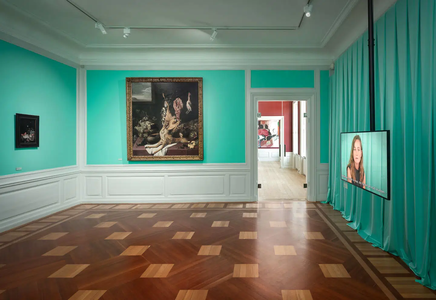 De fem stilleben-værker er sat i en sal med turkise vægfarver, der referer til Marie Antoinettes soveværelses nuancer. I salen præsenterer de fire samtidskunstnere deres værker og bringer os tættere på tankerne bag deres forståelse af nutidens måltider.