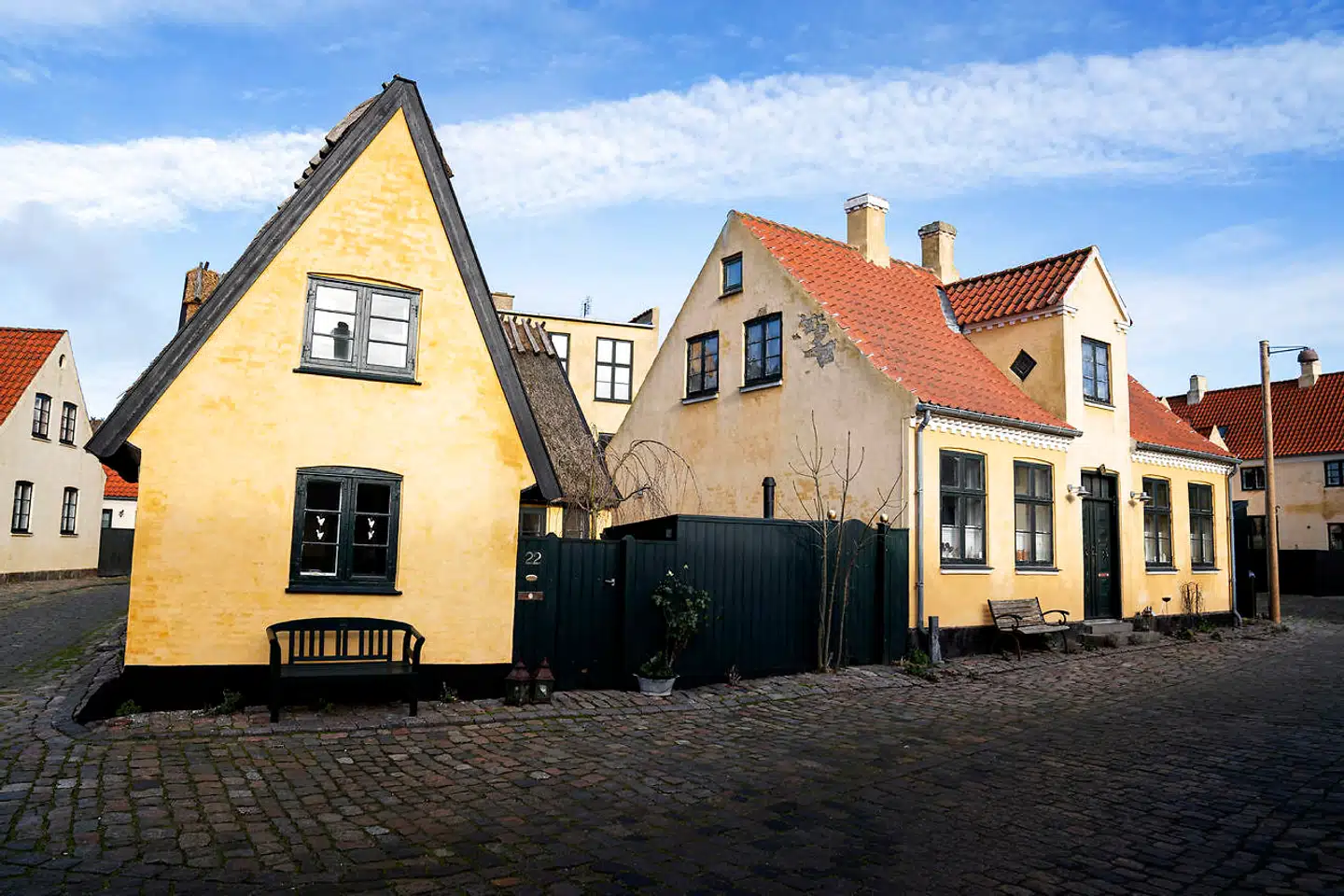 Der er tusindvis af fredede bygninger i Danmark, men langt størstedelen er meget gamle. Flere bygninger fra efterkrigstiden skal nu fredes. Her ses ældre huse fra bykernen i Dragør, som har den største koncentration af fredede ejendomme i en mindre by i Danmark.