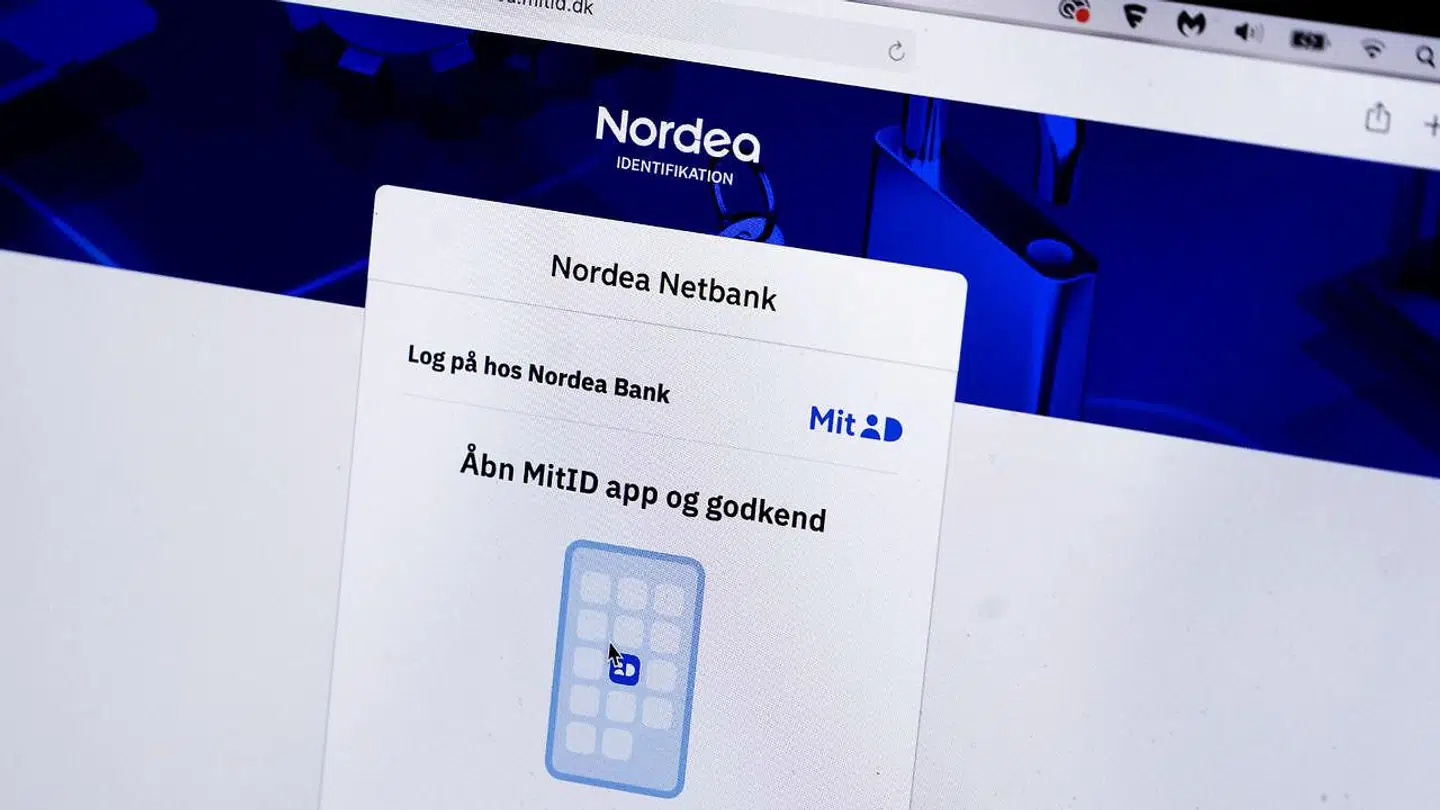 Når man i sin netbank har indtastet sin MitID-bruger, skal man efterfølgende åbne MitID-mobilappen, indtaste sin sekscifrede kode og godkende den handling, som man har sat i gang.