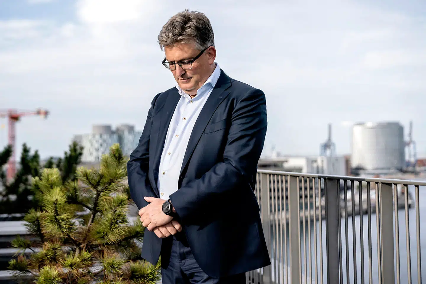 Pengene er der. Projekterne er der. Folkene til at lave det er der. Og vindmøllerne er der. Hvorfor får Danmark ikke sat spaden i jorden på nogle flere grønne projekter, spørger CIPs ledende partner, Jakob Baruël Poulsen.