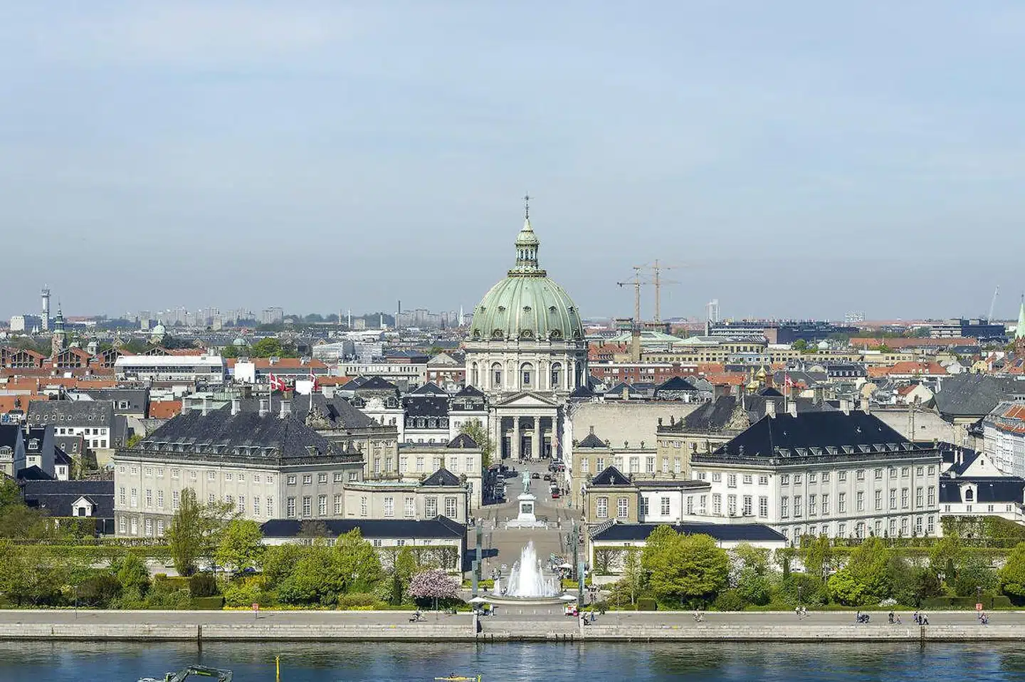 »Havnen og specielt området ud for Larsens Plads, hvor Amaliehaven ligger, er helt forandret siden begyndelsen af 80erne, og det bør gøre, at haven også tilpasses de nye omgivelser og en ny tid,« skriver Carsten Laursen.