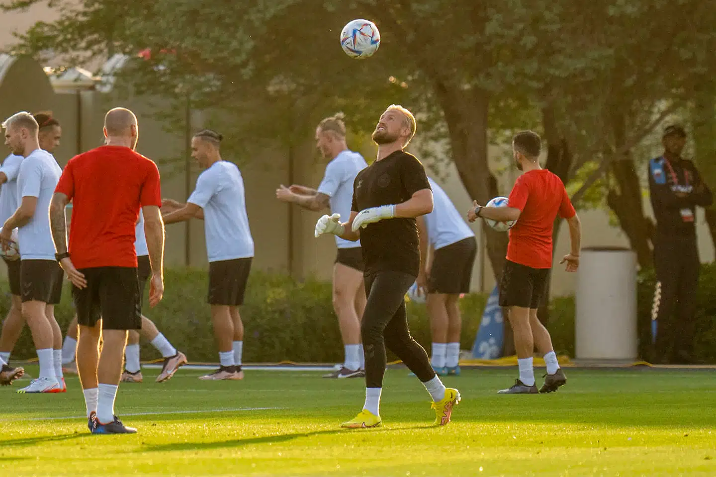 Kasper Schmeichel under landsholdets første træning i Qatar.