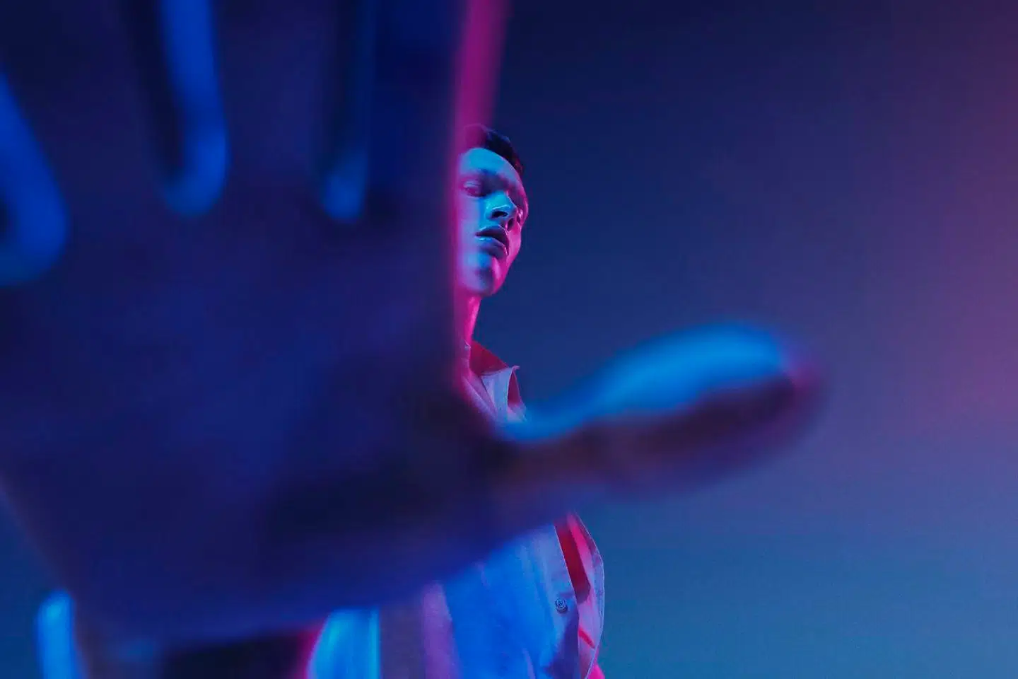 En ung mand, der kan synge: Søren Torpegaard Lund som Tony.