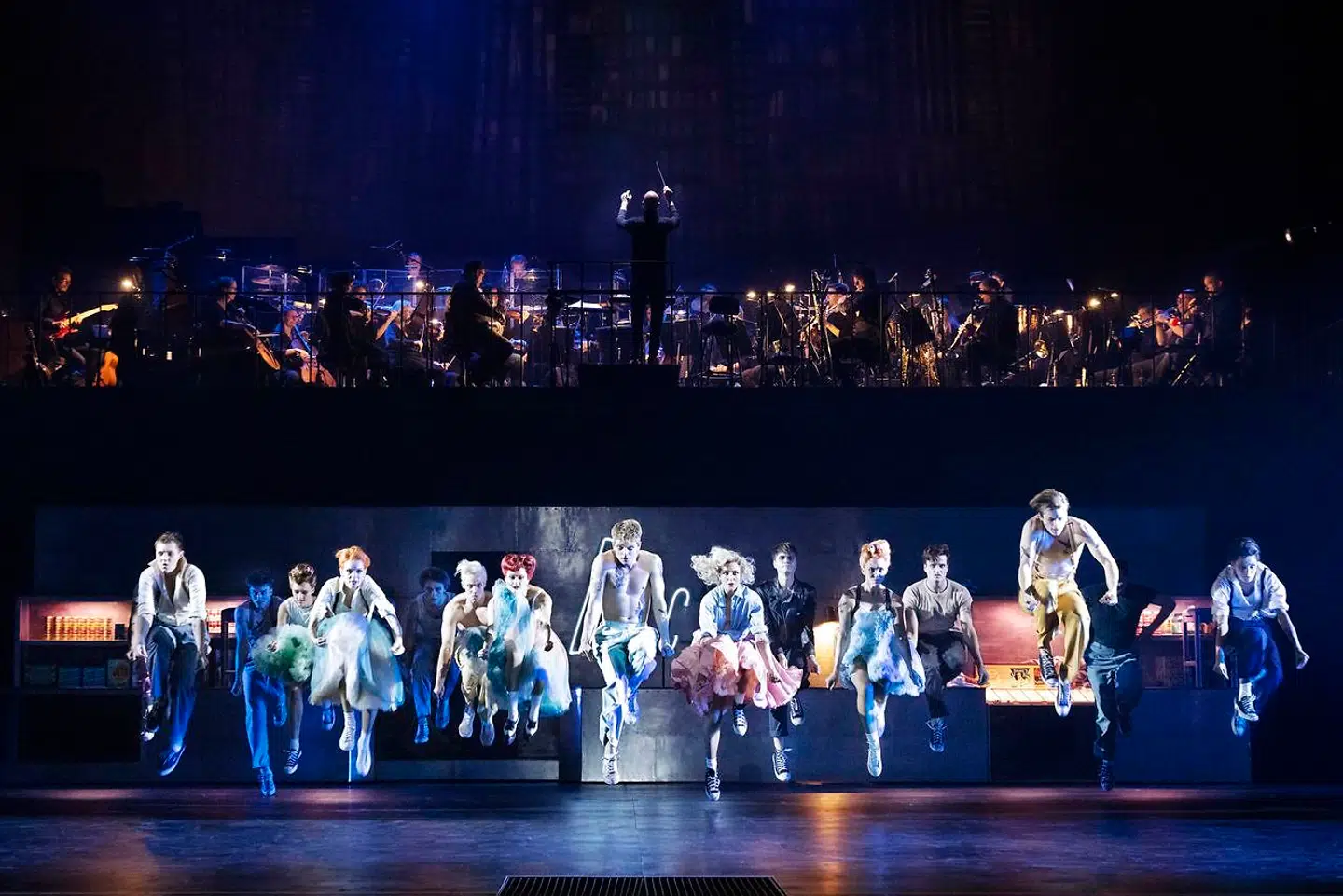 Det, der virker allerbedst, er de mange lækkert koreograferede, hårdtslående og sexede ensembler med dans og sang