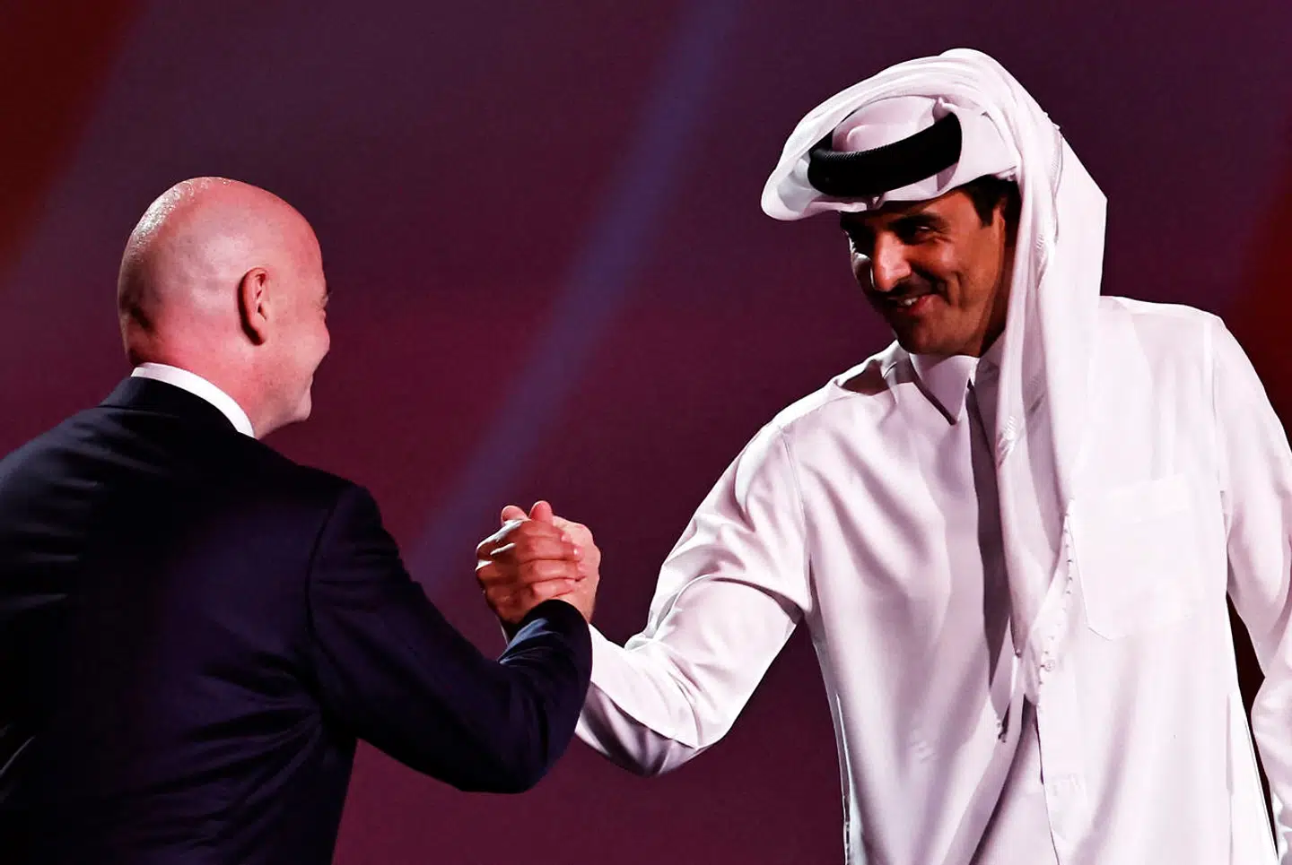 Qatar har haft succes med at overkomme kritikken af sin mangel på menneskerettigheder og endda reducere den til et udtryk for manglende kulturforståelse og respekt for islam, mener Hanna Ziadeh. Her hilser FIFAs præsident, Gianni Infantino, på Qatars emir, Sheikh Tamim bin Hamad al-Thani.