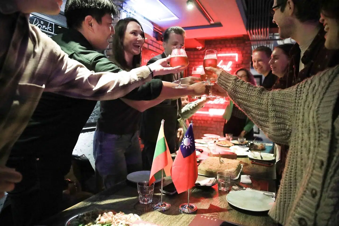 Litauere bosiddende i Taipei, Taiwans hovedstad, fejrer landets nationaldag i februar i år. Der er ganske få borgere fra landet bosiddende i Taipei, men ifølge fotografen af dette billede er de blevet populære, efter at landets regering begyndte at udfordre Kina på Taiwan.