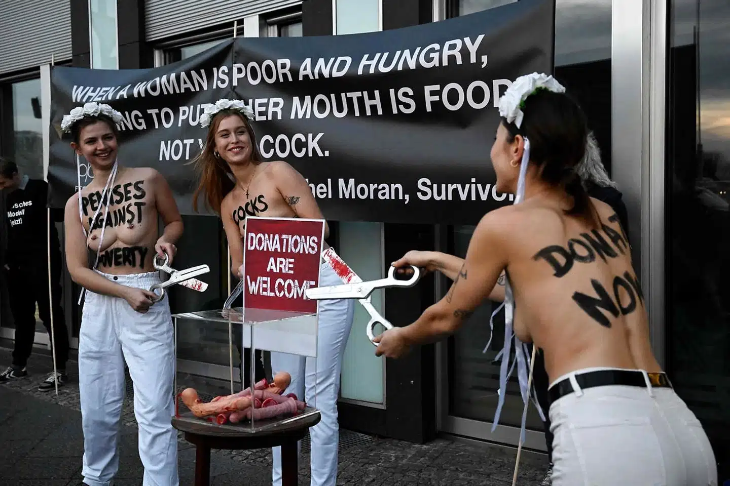 Den feministiske aktionsgruppe »Femen« demonstrerede den 8. november i Berlin, i forbindelse med præsentationen af en undersøgelse af prostituerede og deres kunder.