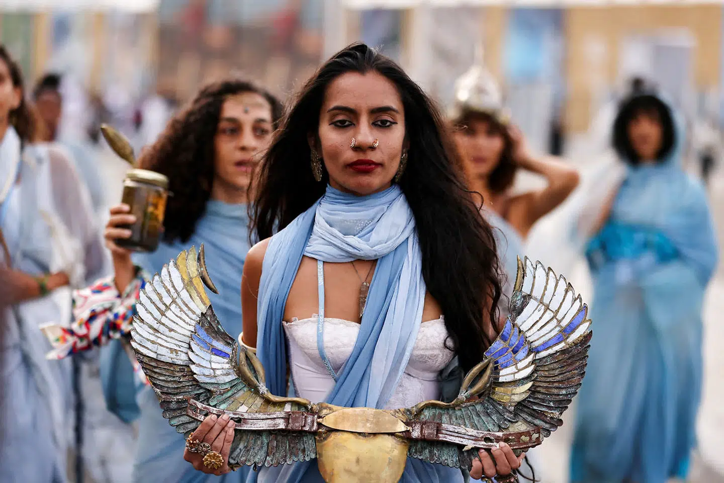 »Forhåbentlig vil forløbet af COP27 fortælle verdens ledere, at de ikke en anden gang skal lægge et klimatopmøde i et ikkedemokratisk land,« skriver Giorgio Caracciolo. Her ses en klimaaktivist deltage i en protest under klimatopmødet.