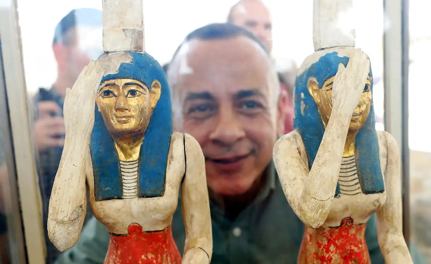 Allerede 30. maj kunne de egyptiske myndigheder præsentere de første resultater af de nye udgravninger i Sakkara. Blandt andet 250 malede trækister med mumier og en række kunstgenstande.