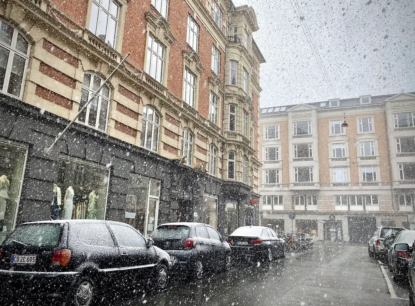 Sjælland, men formentlig også Fyn og Østjylland, vil få slud og snebyger i løbet af lørdag eftermiddag.